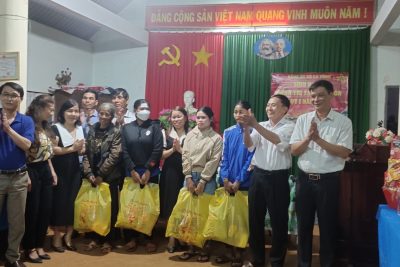 THĂM VÀ TẶNG QUÀ BUÔN KẾT NGHĨA